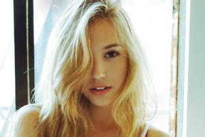 Wallpaper 1920x1080 Px Alexis Ren Biting Lip Blonde Hair In Face