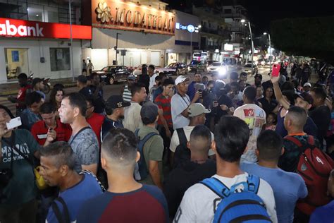 Agentes dispersan caravana de migrantes que saldrían de la mexicana