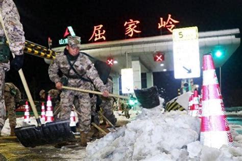 星夜驰援破冰除雪，湖北武警在行动部分火车站武汉