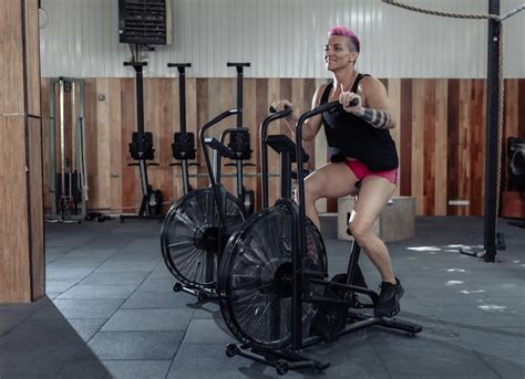 Mulher Musculosa Exercitando Na Bicicleta De Ar Treinamento De