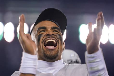 Quién es Jalen Hurts el jugador de fútbol americano que gana más que