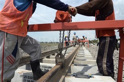 Pemasangan Rel Ka Trans Sulawesi Antara Foto