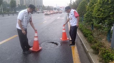 国基路巡防队员冒雨处置路面险情 大河新闻