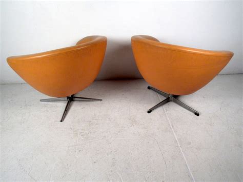 Pair Of Mid Century Modern Overman Orange Lounge Chairs For Sale At