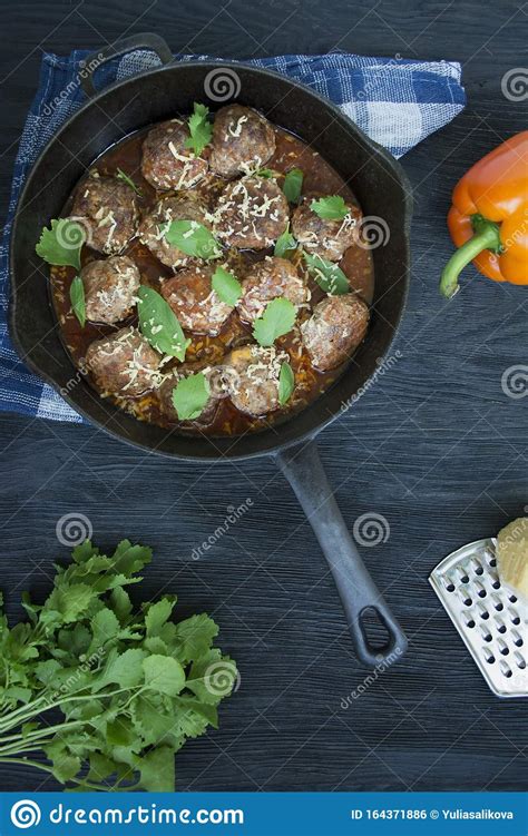 Bolas De Carne En Salsa De Tomate Con Verduras Fondo De Madera Oscura