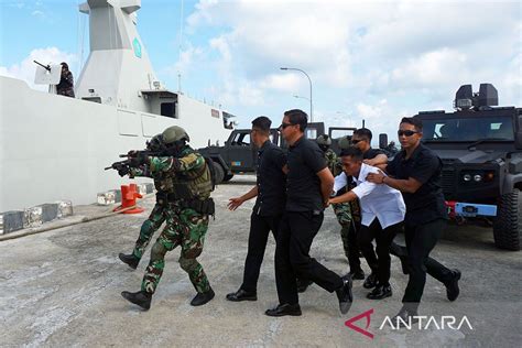 Koarmada Iii Simulasikan Pengamanan Vvip Di Sorong Antara News