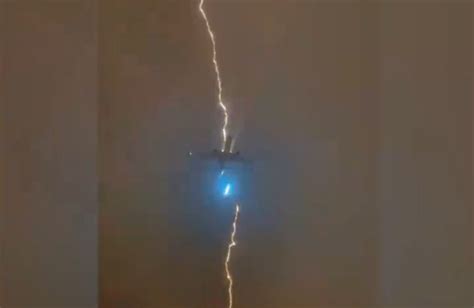 Terrifying Video Plane Struck By Lightning Over Canada Watan