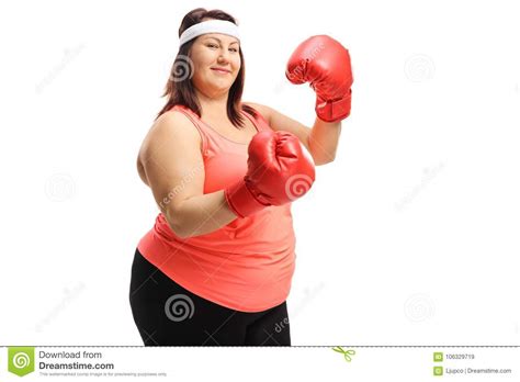 Mujer Gorda Que Presenta Con Un Par De Guantes De Boxeo Rojos Imagen De