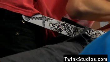 Hommes sexy Kyler Moss mène son copain aux yeux bandés Blade Woods à la XVIDEOS