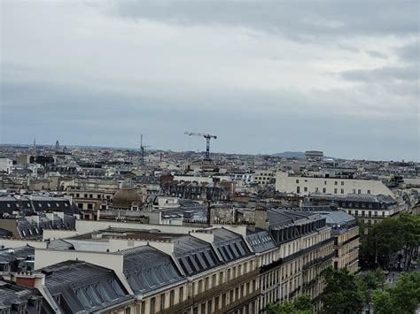 C'est quoi cette montagne derrière l'arc de Triomphe ? : r/paris