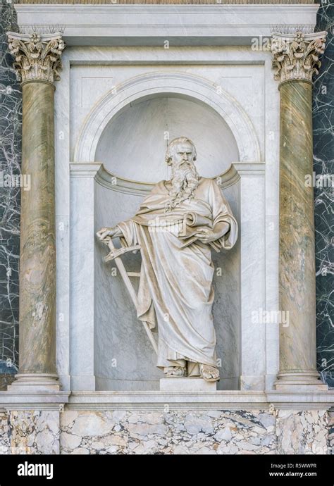 San Paolo Statua Nel Portico Della Basilica Di San Paolo Fuori Le Mura