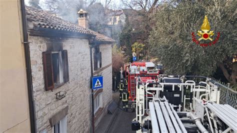 Pomeriggio Di Paura A Sirolo Fiamme In Unabitazione In Salvo Una