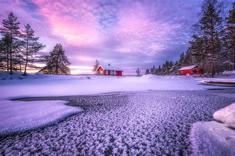 Casa De Una Sola Planta Roja Invierno Nubes Nieve Rboles Lago