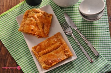 Empanada De Pollo Con Masa Fina Y Crujiente Cuchillito Y Tenedor