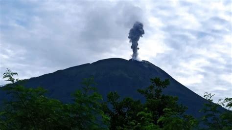 Waspada Gunung Ile Lewotolok Erupsi Kali Pagi Ini