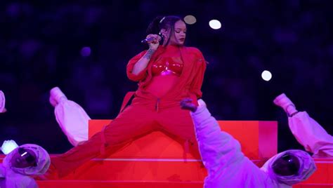 Rihanna reveló su segundo embarazo en el Super Bowl