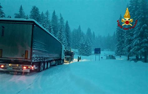 Automobilista Bloccato Dalla Neve Sul Passo Giau Salvato Dai Vigili