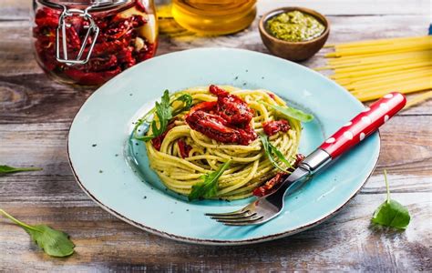 Ricetta Pasta Al Pesto Di Rucola E Pomodori Secchi Il Club Delle Ricette