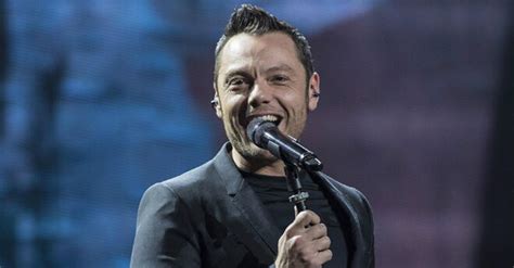 News Radioitalia Tiziano Ferro Gli Abiti Del Tour Allasta Per Save