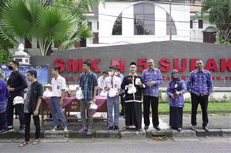 SMKN 5 SURAKARTA BERBAGI TAKJIL – SMK Negeri 5 Surakarta