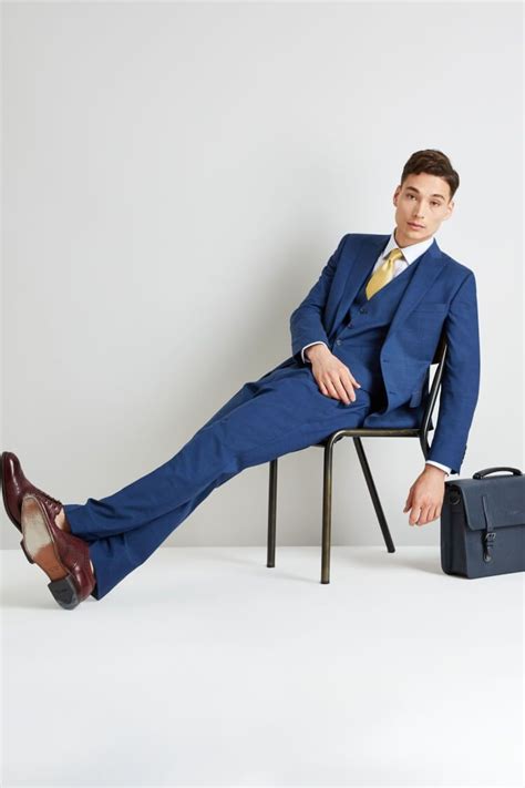 Мужские костюмы с подгонкой по фигуре Сине-голубой костюм-тройка Fit Blue