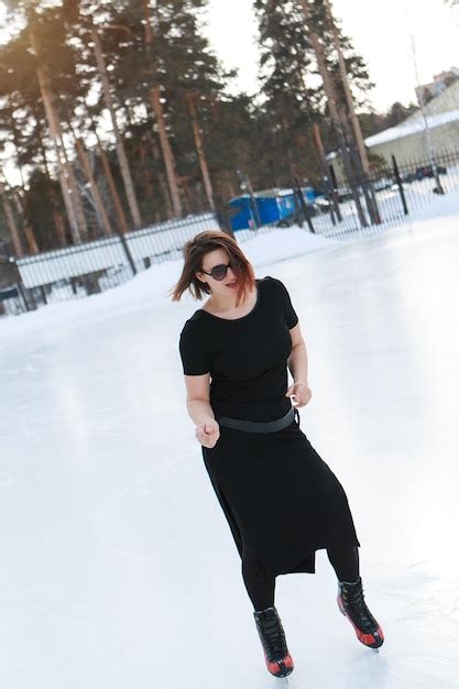 Patinadora Art Stica Sobre Hielo La Ni A Est Patinando Hielo Bajo El