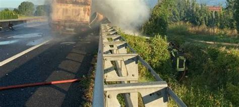 Lucca Incidente Sull A Tir Invade La Corsia Opposta Ferito Il