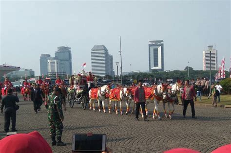 Bendera Pusaka Merah Putih Diarak Dengan Kereta Kencana Dari Monas