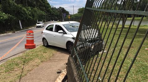 Motorista de aplicativo dorme ao volante invade calçada e atropela