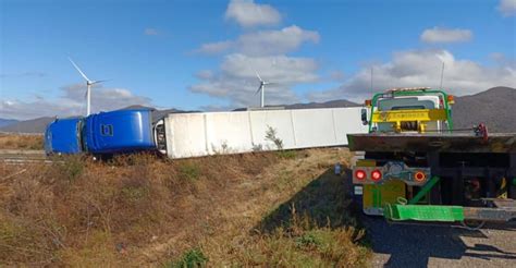 Fuertes ráfagas de viento vuelcan 8 tráileres en el sur de México