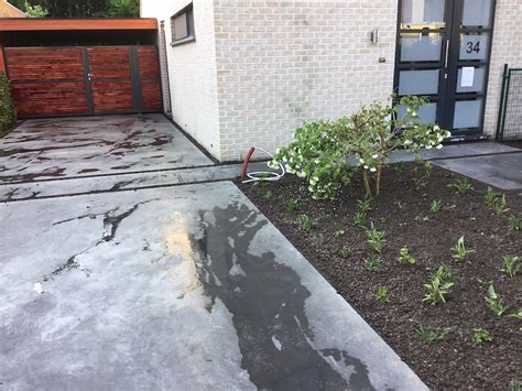 De Tuinman Voortuin Met Oprit In Polybeton En Poort Bekleed Met Padoek