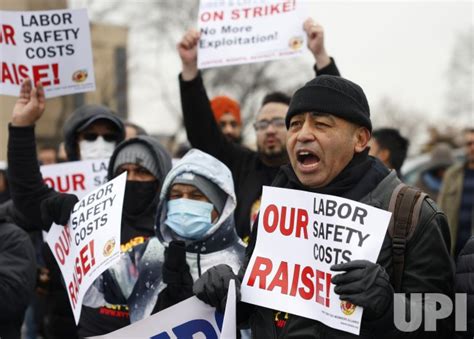 Photo NYTWA Uber And Lyft Drivers Hold Strike Near LaGuardia Airport