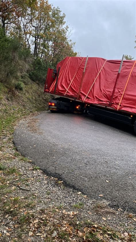 Tir Incastrato Sulla Strada Per Poggio Morico