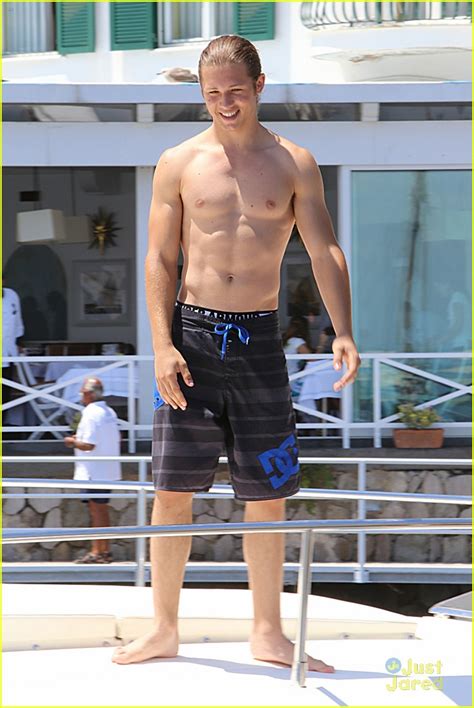 The Stars Come Out To Play Leo Howard New Shirtless Barefoot Pics 83980