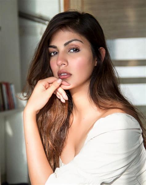 Police Summon Actor Rhea Chakraborty Bharti Singh In App Fraud Case