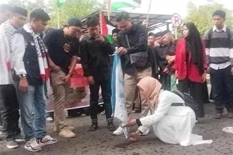 Solidaritas Bela Palestina Puluhan Massa Bakar Bendera Israel Saat