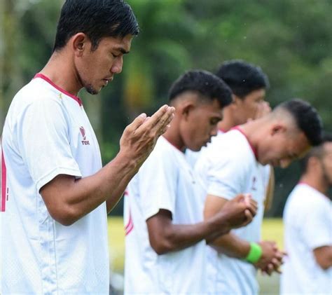 Tim Laskar Wong Kito Kenakan Pita Hitam Di Lengan Kenang Satu Tahun