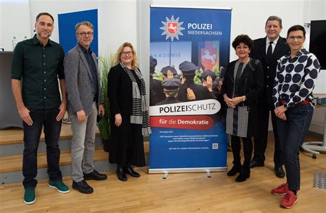 Zpd Tag Der Demokratie Zentrale Polizeidirektion Niedersachsen Zeigt