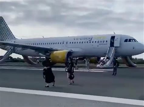 Incident Passengers Of Vueling A320 Evacuated Via Emergency Slides On