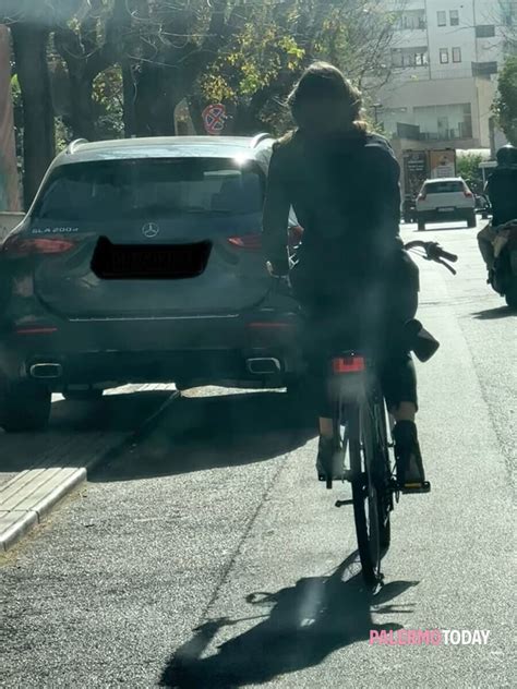 Via Giusti Pista Ciclabile Invasa Da Vetture Posteggiate In Divieto