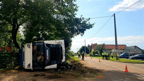 Vindecy Un poids lourd percute mortellement un cycliste près d une