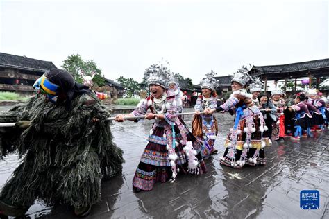 Touristen Erleben Den Charme Der Ethnischen Kultur In Guangxi China Org Cn