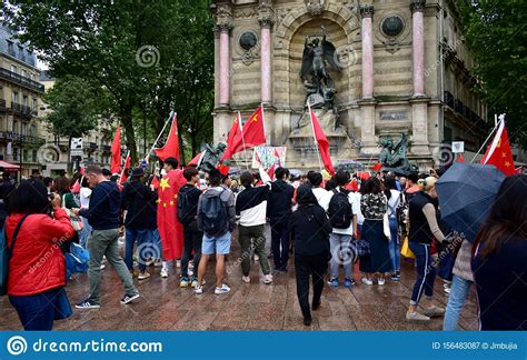 Counterprotesters Con Banderas Chinas Y Manifestantes Que Se Re Nen