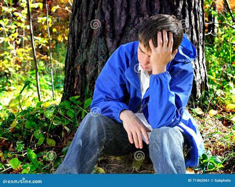 Hombre Joven Triste Al Aire Libre Imagen De Archivo Imagen De Cubo