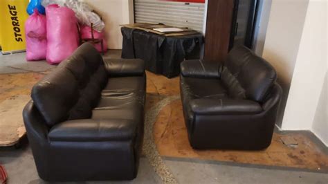 Sofa Kulit 3 2 Furniture Home Living Furniture Sofas On Carousell