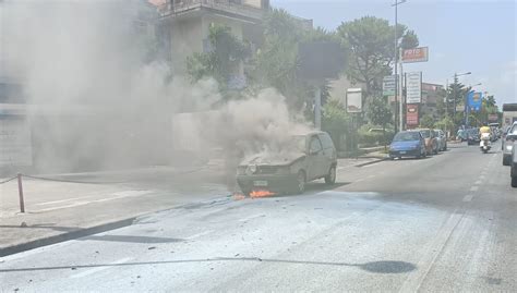 Giugliano Auto In Fiamme Al Corso Campano Il Fumo Invade Lintera