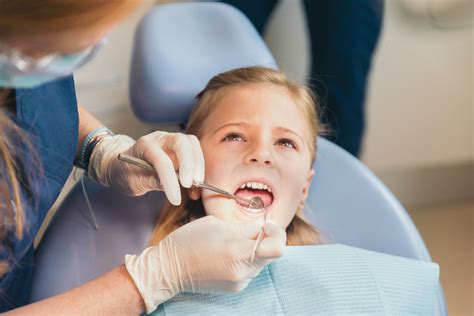 Cómo prevenir las caries dentales en niños Clínica Gómez Lozano