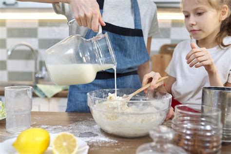 Duas Meninas Adolescente E Irm Mais Nova Preparando Biscoitos Juntos