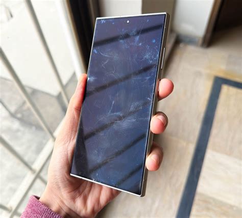 Users of the Samsung Galaxy S24 Ultra complain about damaged display