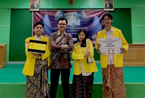 Mahasiswa Ui Raih Juara Lomba Debat Politik Tingkat Nasional